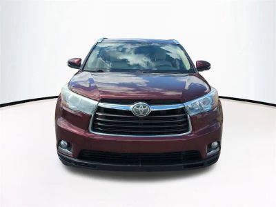 2015 Toyota Highlander — rear three-quarter view