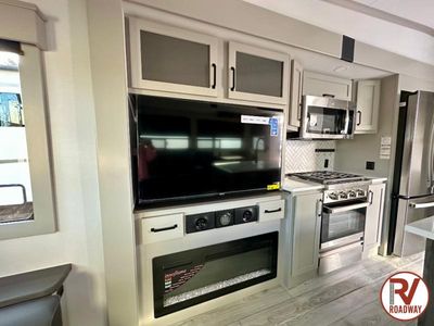 2025 Montana High Country 295RL - Photo 16