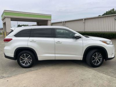 2017 Toyota Highlander - Photo 2