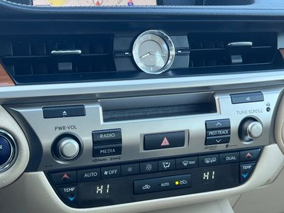 2014 Lexus ES 300h - Photo 22