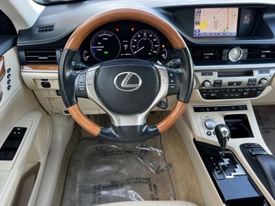 2014 Lexus ES 300h - Photo 15