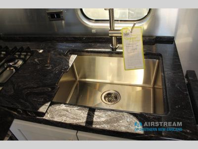 2026 Airstream Globetrotter - Photo 17