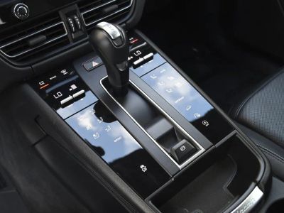 2024 Porsche Macan — photo 12 view