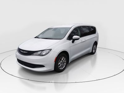 2023 Chrysler Voyager - Photo 3
