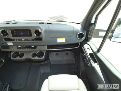 2025 Winnebago Navion - Photo 10