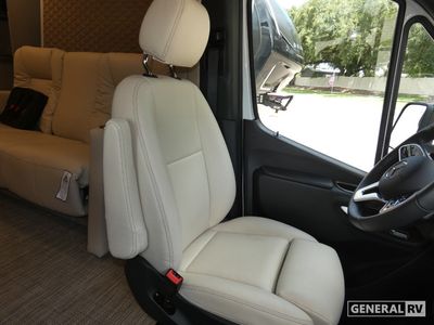 2025 Winnebago Navion - Photo 8