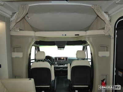 2025 Winnebago Navion - Photo 13