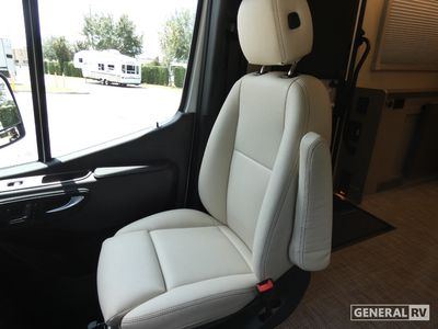 2025 Winnebago Navion - Photo 11