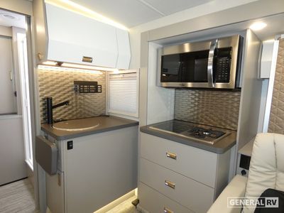 2025 Winnebago Navion - Photo 7