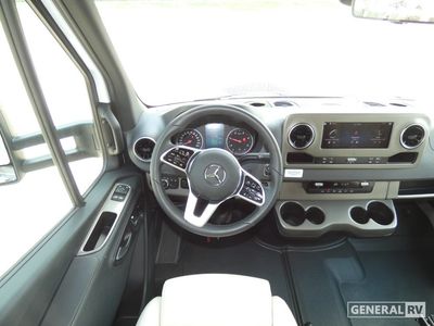 2025 Winnebago Navion - Photo 9