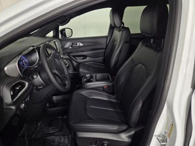 2026 Chrysler Pacifica — photo 9 view