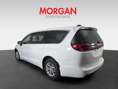 2026 Chrysler Pacifica — photo 7 view