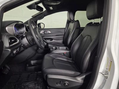 2026 Chrysler Pacifica — photo 10 view