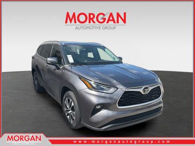 2021 Toyota Highlander XLE in Magnetic Gray Metallic — front three-quarter view
