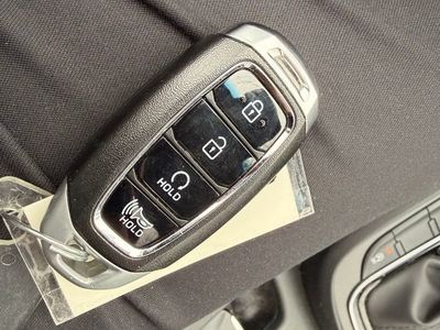 2022 Hyundai Kona Limited Q0452AT5 — front three-quarter view