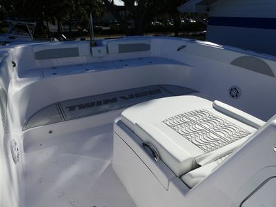 2026 Twin Vee 340 Center Console GFX - Photo 21