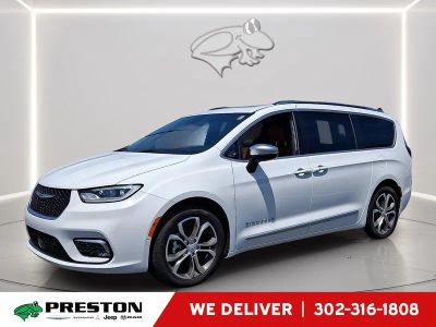 2026 Chrysler Pacifica Pinnacle in Bright White Clearcoat — front three-quarter view