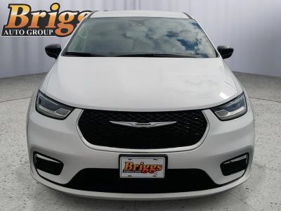 2023 Chrysler Pacifica — side profile view