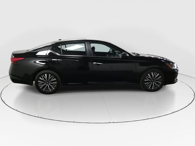 2024 Nissan Altima — photo 8 view