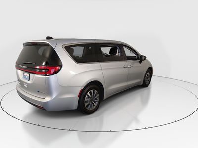 2024 Chrysler Pacifica — photo 7 view