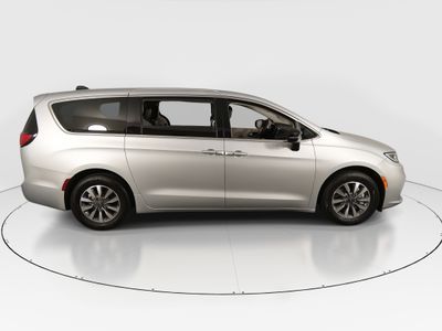2024 Chrysler Pacifica — photo 8 view