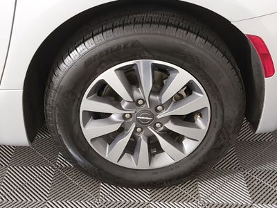 2024 Chrysler Pacifica — photo 10 view