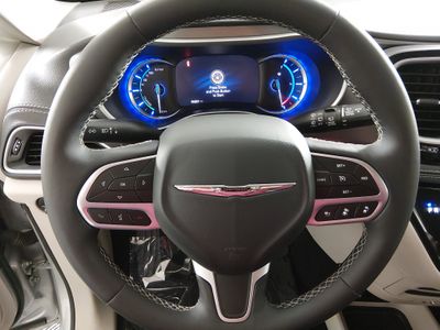 2024 Chrysler Pacifica — photo 12 view