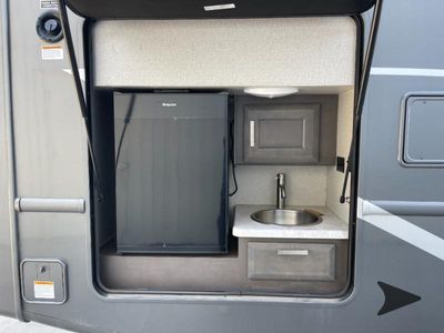 2024 Thor Motor Coach Magnitude — photo 8 view