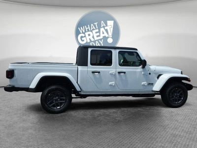 2026 Jeep Gladiator — side profile view
