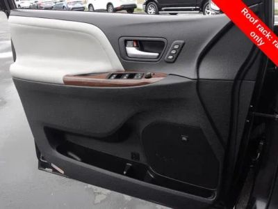 2017 Toyota Sienna — photo 18 view
