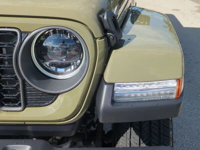 2026 Jeep Gladiator — photo 10 view