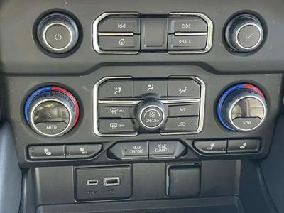 2022 Chevrolet Suburban - Photo 25