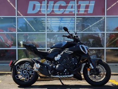 2024 Ducati Diavel V4 Black — front three-quarter view