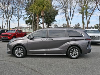 2023 Toyota Sienna - Photo 2