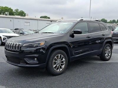 2019 Jeep Cherokee Latitude Plus in Diamond Black Crystal Pearlcoat — front three-quarter view