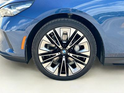 2025 BMW 5 Series — photo 30 view