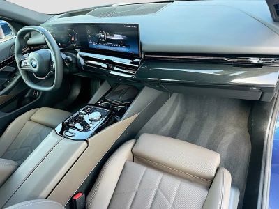 2025 BMW 5 Series — photo 27 view