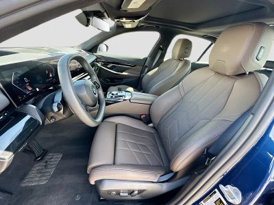 2025 BMW 5 Series — photo 18 view