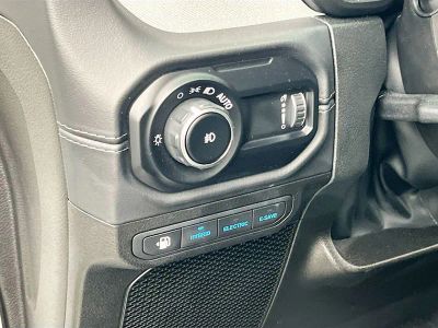 2025 Jeep Wrangler — photo 10 view