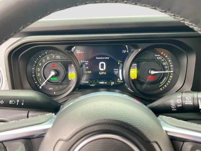2025 Jeep Wrangler — photo 12 view