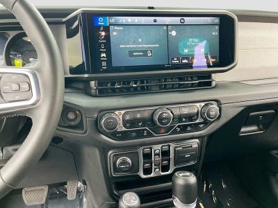 2025 Jeep Wrangler — photo 14 view