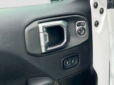 2025 Jeep Wrangler — photo 17 view