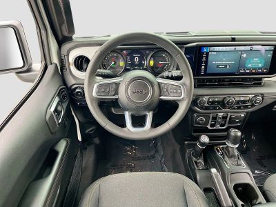 2025 Jeep Wrangler — photo 21 view