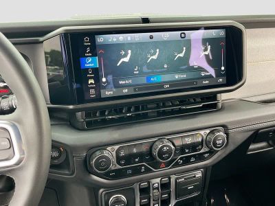 2025 Jeep Wrangler — photo 15 view