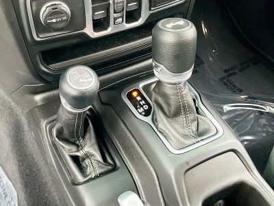 2025 Jeep Wrangler — photo 16 view