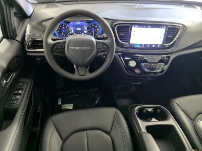 2026 Chrysler Pacifica — photo 13 view