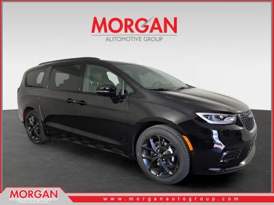2026 Chrysler Pacifica Select in Black — front three-quarter view