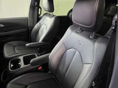 2026 Chrysler Pacifica — photo 11 view