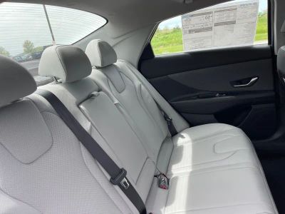 2025 Hyundai Elantra Hybrid — photo 11 view