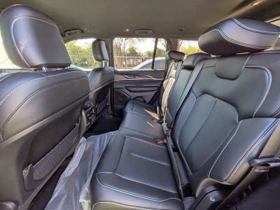 2025 Jeep Grand Cherokee — photo 12 view